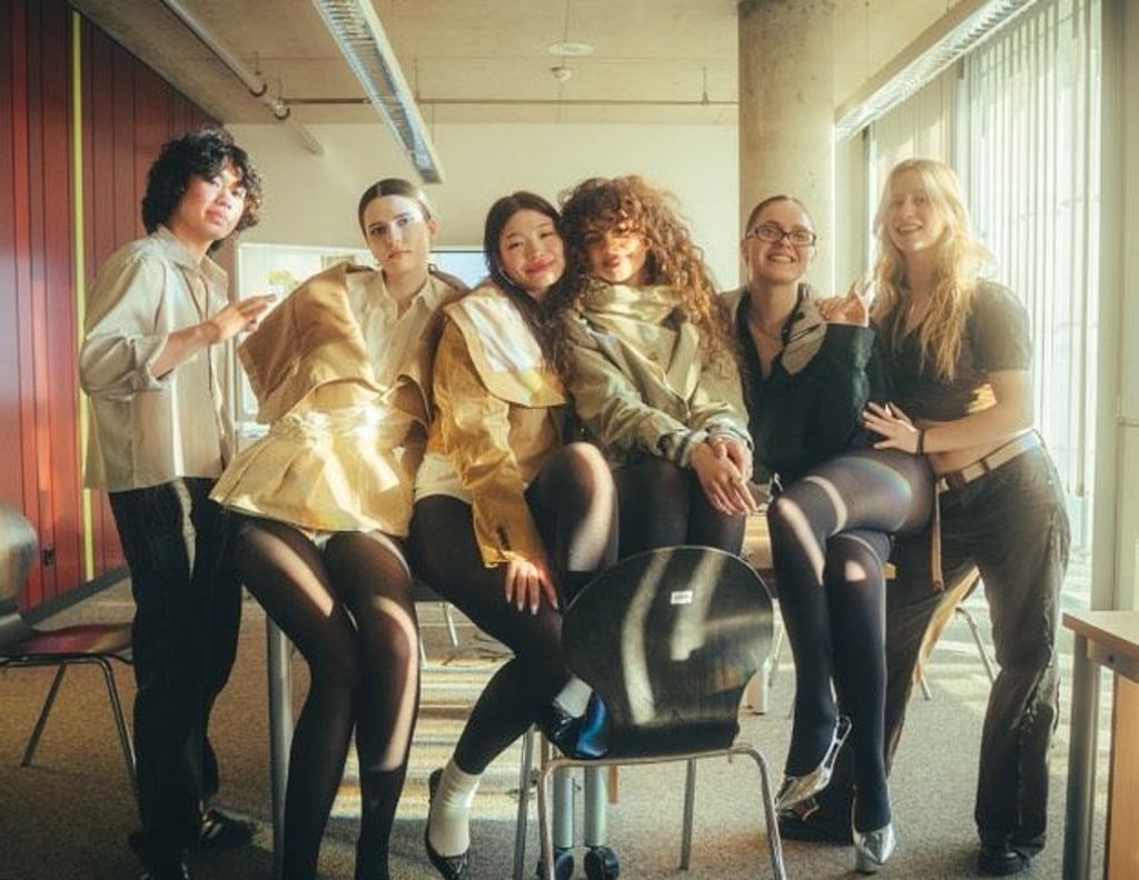 Die Magdeburgerin Janice Reisch (r.) beim Fotoshooting zu ihrer eigens designten und genähten Modekollektion.