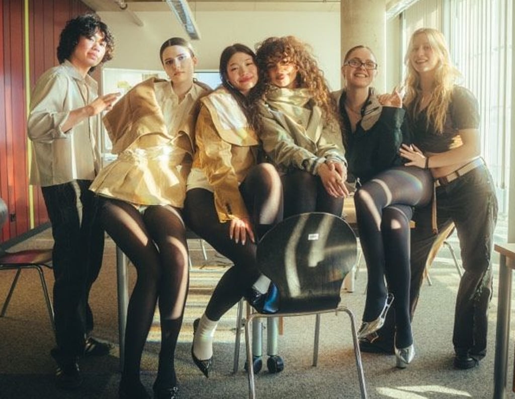 Die Magdeburgerin Janice Reisch (r.) beim Fotoshooting zu ihrer eigens designten und genähten Modekollektion.