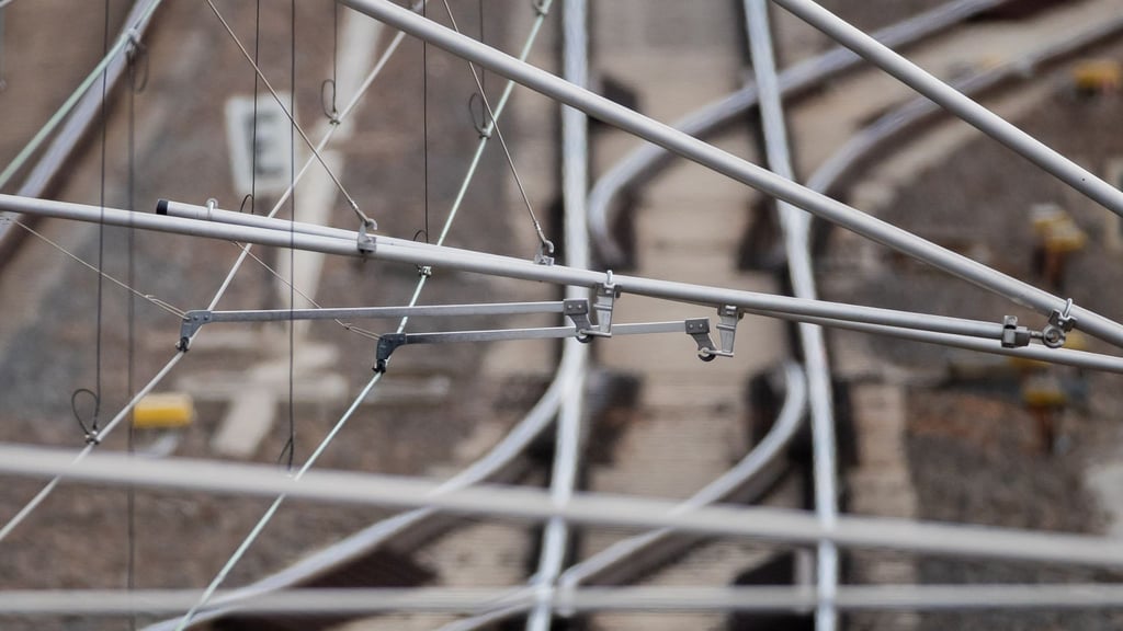 Pendler zwischen Berlin und Dresden brauchen weiter Geduld: Nach einem Unfall in Großenhain bleibt die Strecke beeinträchtigt. (Symbolbild)