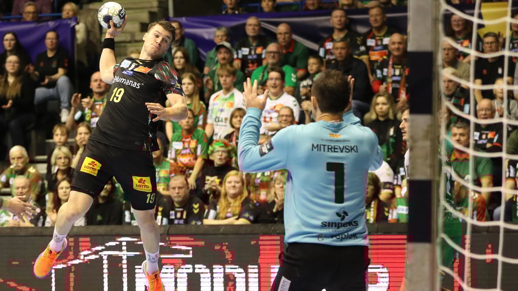 Elvar Örn Jonsson erzielte im Hinspiel am 23. Oktober drei Tore beim 36:26-Heimerfolg.