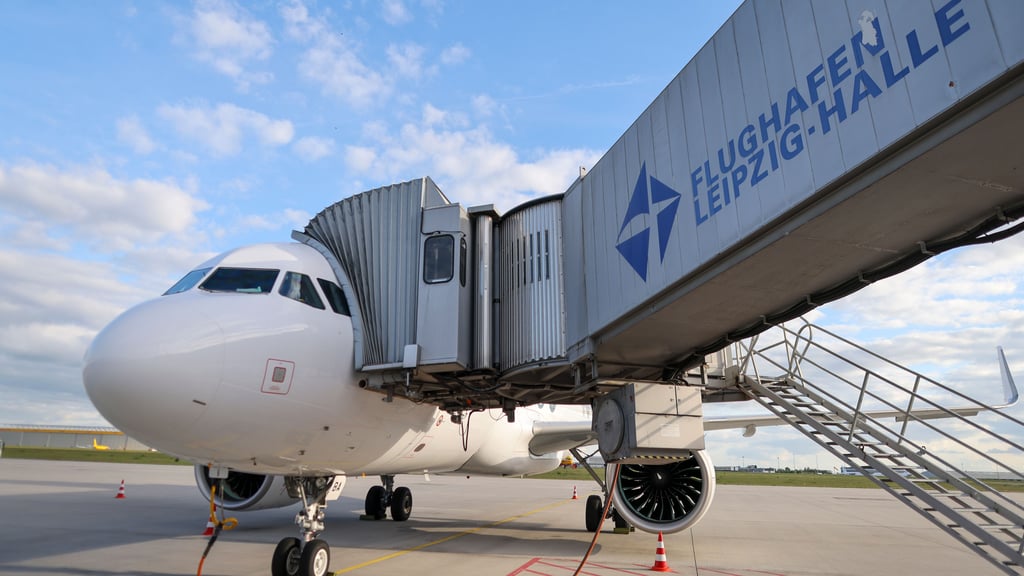 Auf dem Weg zum Leipziger Flughafen kam es in der Luft zu einem außergewöhnlichen Notfall. Bei einer schwangeren Frau setzten plötzlich Wehen ein.