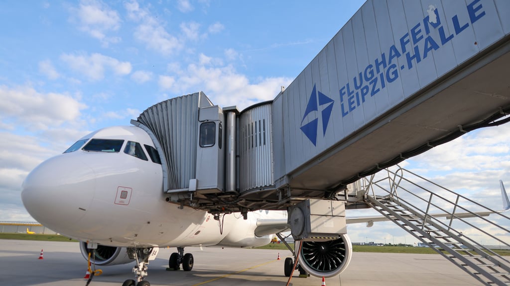 Auf dem Weg zum Leipziger Flughafen kam es in der Luft zu einem außergewöhnlichen Notfall. Bei einer schwangeren Frau setzten plötzlich Wehen ein.