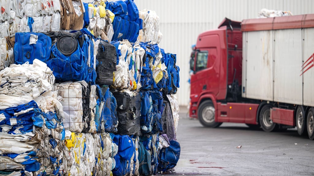 Das Firmengelände im Bereich Industriehäfen. An unbekannter Stelle auf dem Gelände eines Entsorgungsbetriebes ist ein toter Säugling im Müll gefunden worden.