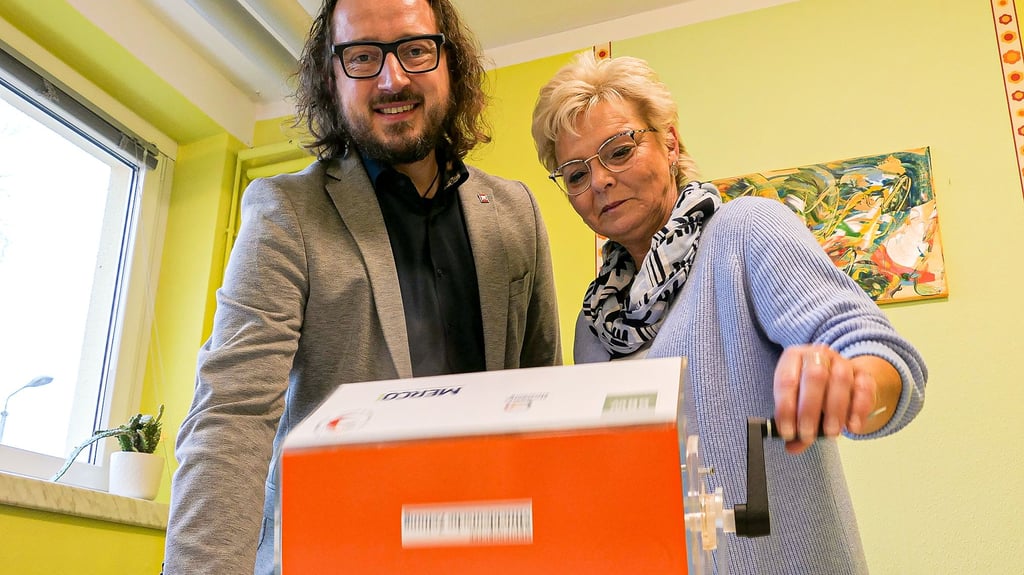 Sebastian Müller-Bahr und Michaela Larsen zogen die 120 Gewinnernummern. 