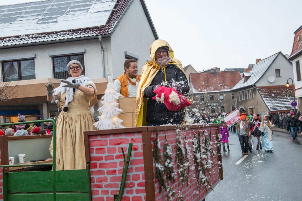 Frau Holle lässt es schneien: Die Hoffnung steigt, dass der Märchenumzug in Bad Bibra auch dieses Jahr stattfinden kann.