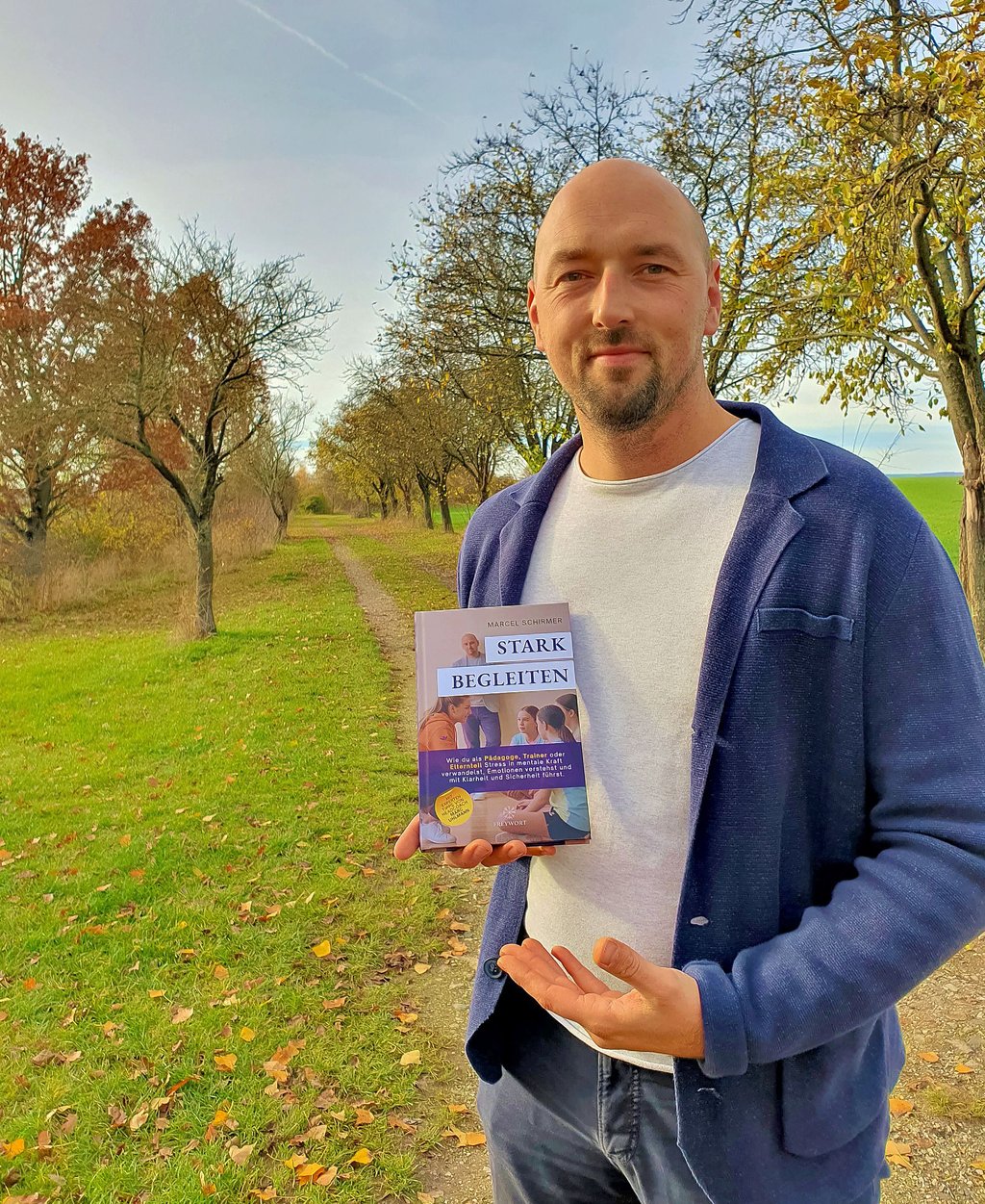 Marcel Schirmer aus dem Teucherner Ortsteil Gröbitz im Burgenlandkreis  zeigt sein neues  Buch „Stark begleiten“. 