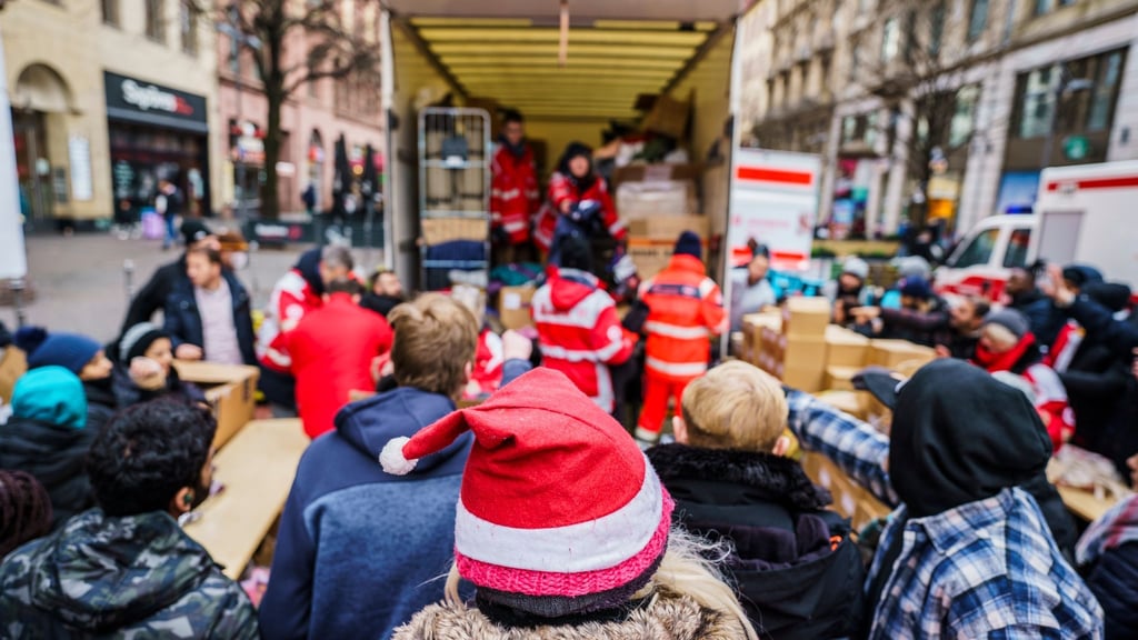 Bei vielen karitative Organisationen kann man Sachspenden abgeben, aber auch beim Sammeln und Verteilen helfen.