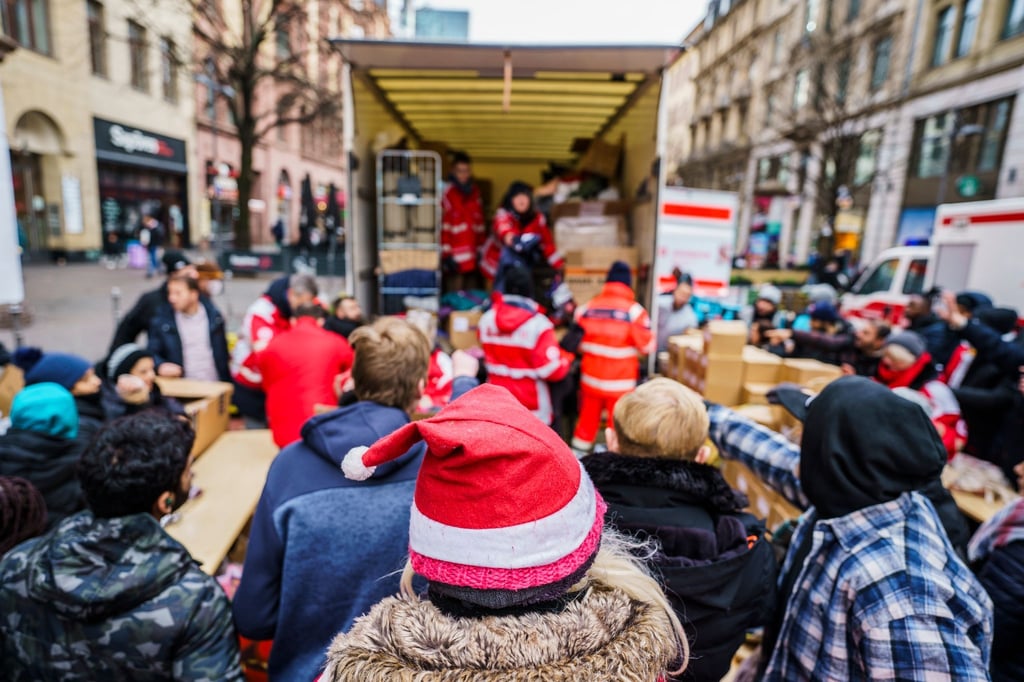 Bei vielen karitative Organisationen kann man Sachspenden abgeben, aber auch beim Sammeln und Verteilen helfen.