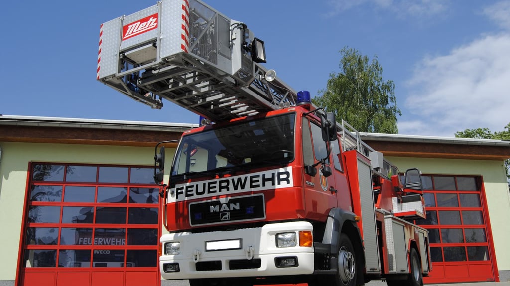 Die Genthiner Feuerwehr hilft mit ihrem Drehleiterfahrzeug bei einem Schornsteinbrand in Güsen.