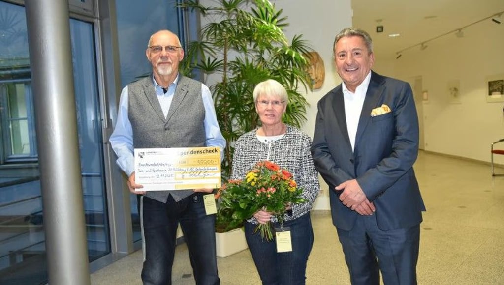 Die Geehrten aus dem Saalekreis mit dem Landtagspräsidenten: Edgar und Sabine Salewski (TSV Holleben) mit Gunnar Schellenberger (v. l.)