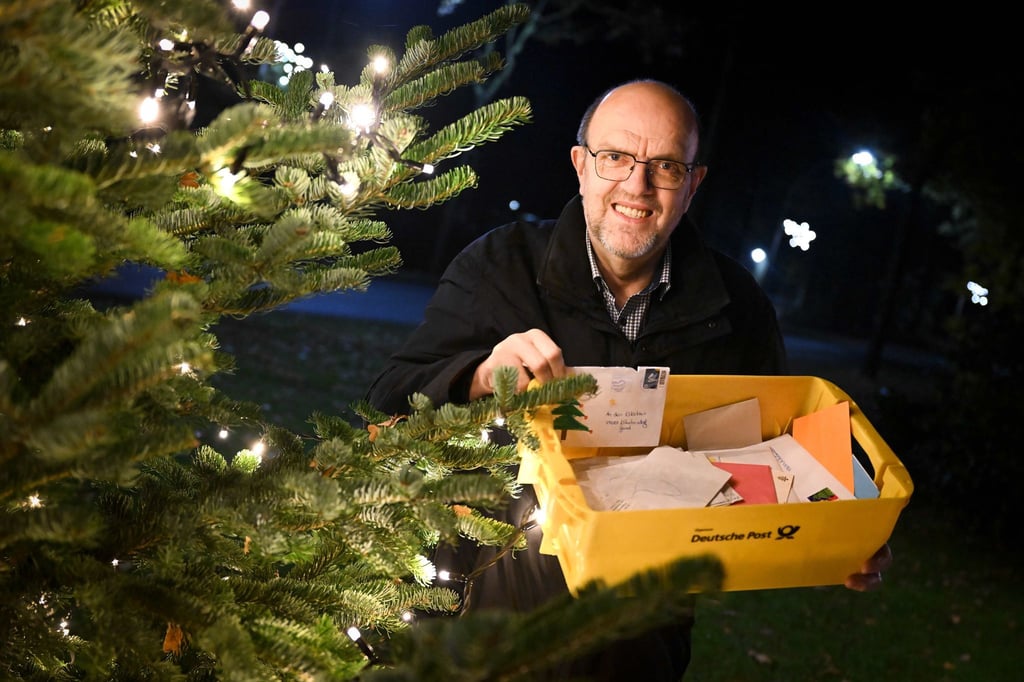 Bereits im Laufe des Jahres kommen Briefe aus aller Welt bei Hubert Weddehage an. (Archivbild)