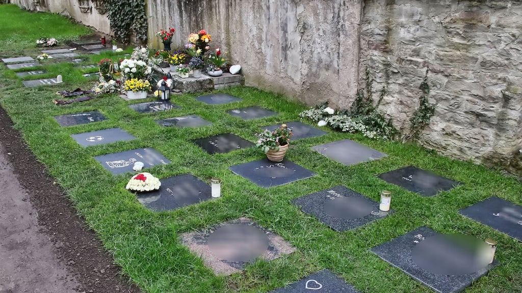 Eine Urnengemeinschaftsanlage mit Namenssteinen in der Einheitsgemeinde Allstedt.