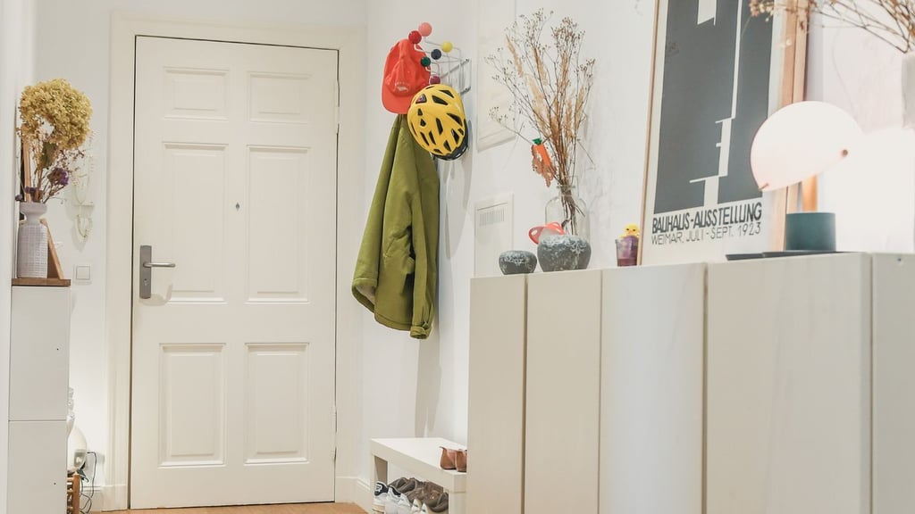 Helle Farben und gute Beleuchtung machen den Flur freundlicher: Mehrere Lichtquellen schaffen eine angenehme Atmosphäre.