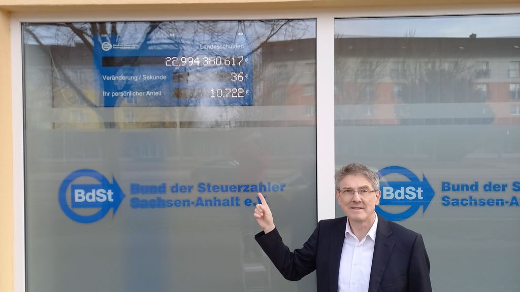 Die digitale Schuldenuhr beim Bund der Steuerzahler Sachsen-Anhalt e.V. zeigt seit 2020 die  Landesschulden sowie die Entwicklung für jedermann jederzeit ablesbar öffentlich an. Rechts unten im Bild: BdSt-Vorstand Ralf Seibicke.