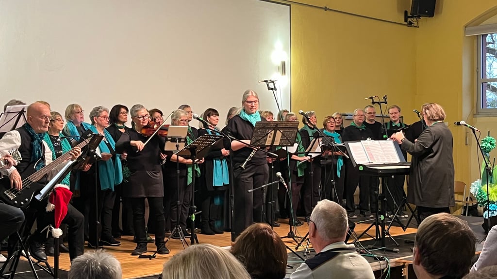 Der Chor von „Here2Jazz“ unter der Leitung von Susanna Kramarz in Tangermünde. 