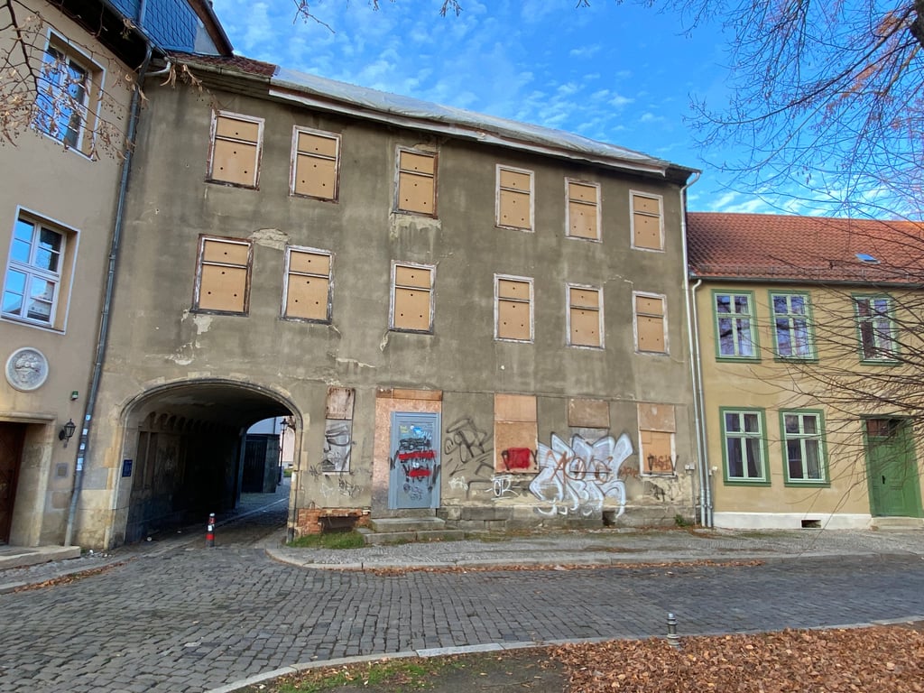 Das Gebäude Unter den Weiden 2 ist mit seinem Torbogen ein markantes, städtebaulich wichtiges Haus in Halberstadts Altstadt.