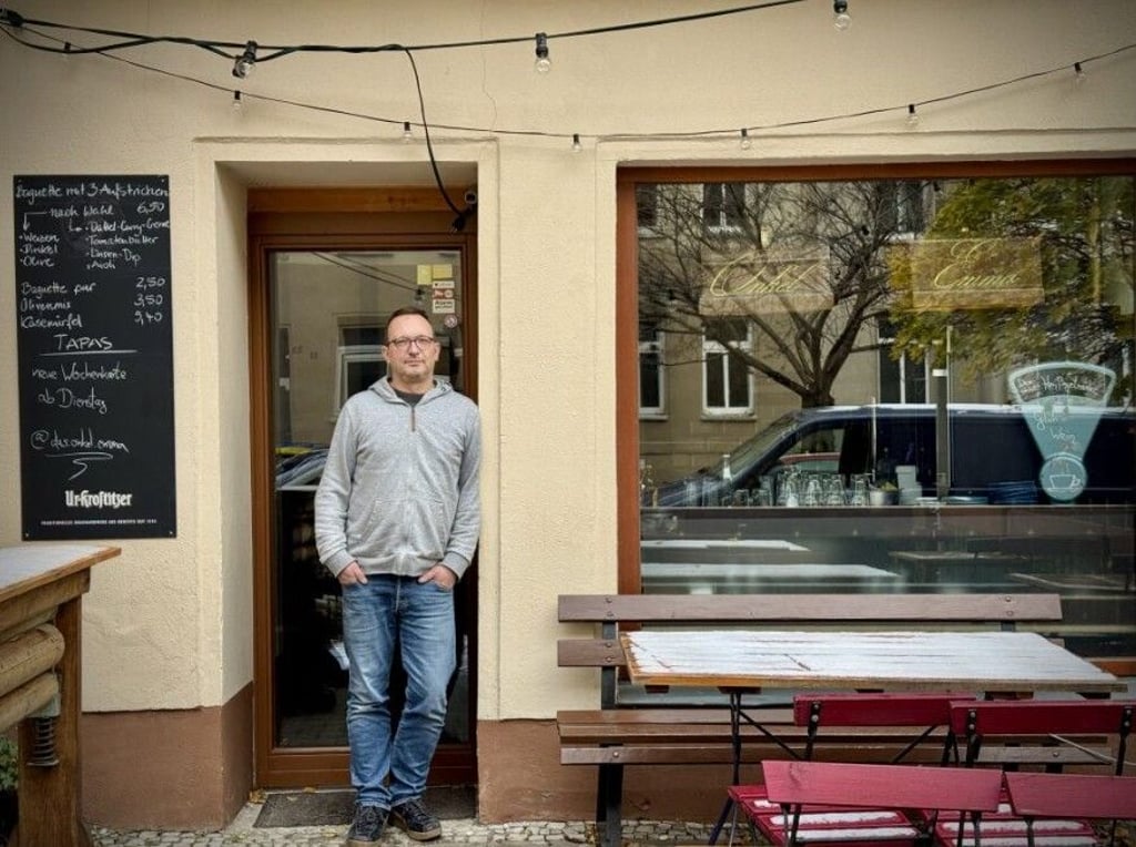 Karl Sodann vor seinem „Onkel Emma“ im Paulusviertel – der 48-jährige Koch erfüllt sich hier den Traum vom eigenen, kleinen Lokal.