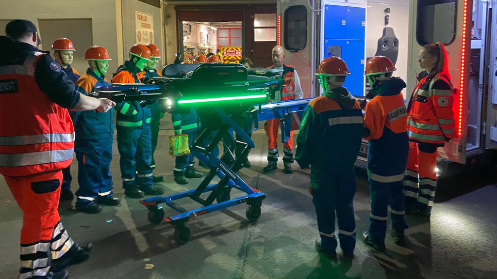 Die jungen Feuerwehrleute hatten die Möglichkeit, sich den neuesten Rettungswagen des DRK anzusehen. Ins Auge stach die Transportliege, die auch zu einem Sitz umgestellt werden kann.