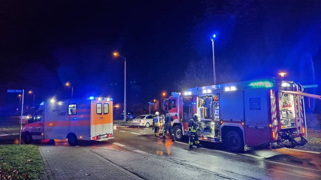 In der Karlsruher Allee in Halle hat es am Montagabend einen schweren Unfall gegeben. 