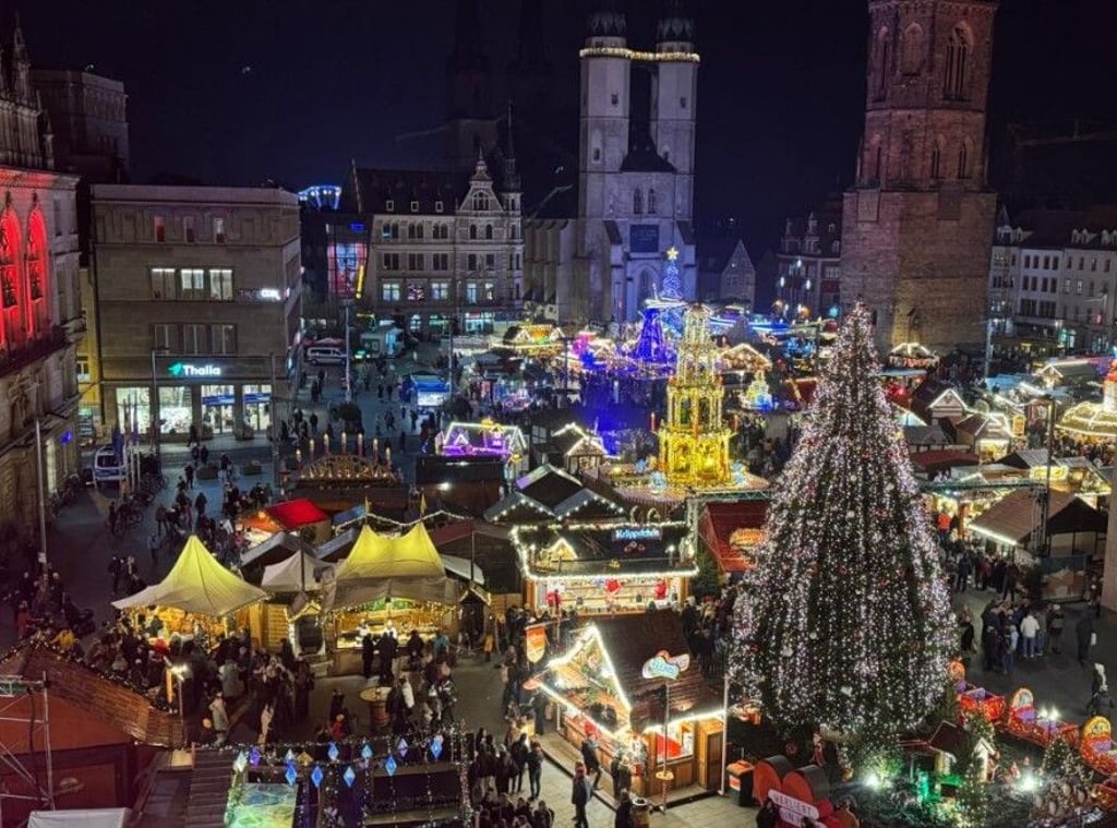 Alle Jahre wieder: Halles Weihnachtsmarkt ist eröffnet. Bis zum 23. Dezember zieht nun wieder der Duft von Glühwein, Lebkuchen und anderen Naschereien durch Halles „gute Stube“.