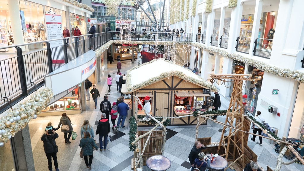 Thüringens Händler hoffen im Weihnachtsgeschäft auf die Kauflaune der Verbraucher - trotz teils massiv gestiegener Preise (Archivfoto).