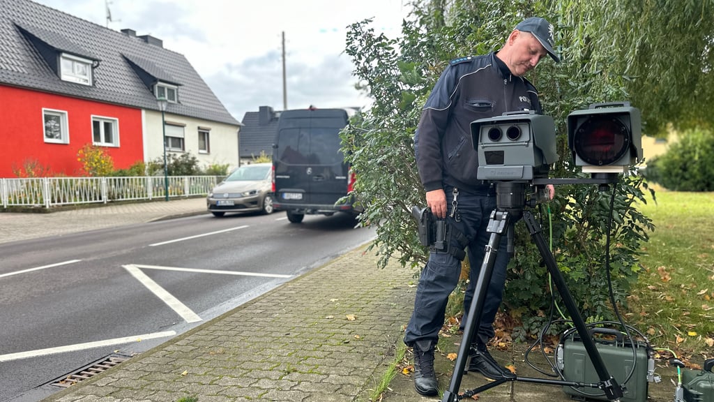 Polizei-Messbeamter Andreas Seitz überprüft auf der Möckerner Straße in Königsborn die Geschwindigkeit der Verkehrsteilnehmer.