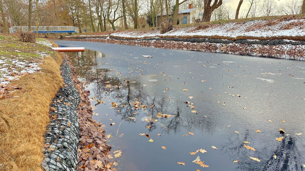 Mehr als 500 Meter Böschung sind in der Fuhneaue in Wolfen saniert worden. Die Verantwortlichen sprechen von nachhaltiger Bauweise. 
