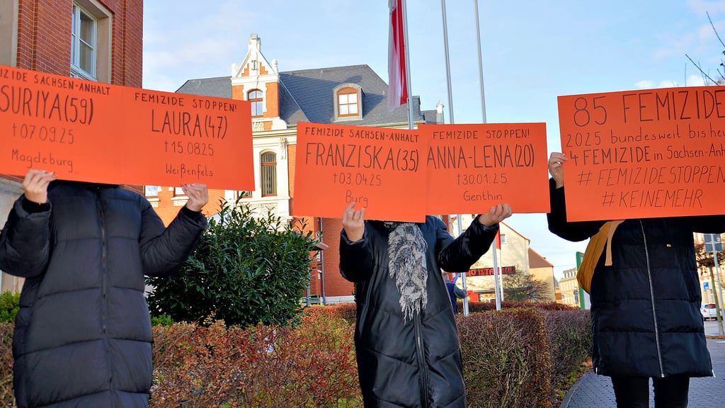 Wie erschreckend und nah die Gewalt an Frauen ist, machen diese Fakten deutlich, die Mitarbeiterinnen des Staßfurter Frauenhauses bei der Flaggen-Aktion vorm Rathaus zeigen.