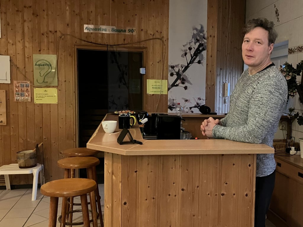 Dennis Hillert vom Verein Aqua Fit. Normalerweise steht er nicht am Tresen, sondern leitet Schwimmkurse oder Aqua-Fitnesskurse an.