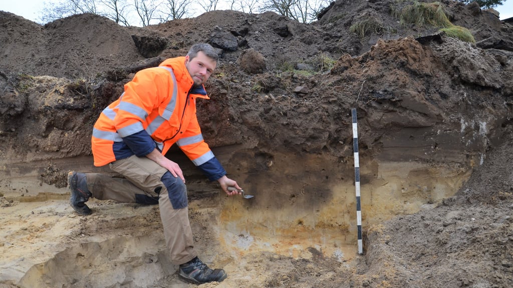 Archäologe Gregor Kretschmann nahm die Voruntersuchungen  am potenziellen Wohnbaustandort „Fohlenweide“ in Zerbst vor. Verfärbungen im Boden ließen Rückschlüsse auf eine frühe Besiedlung zu.