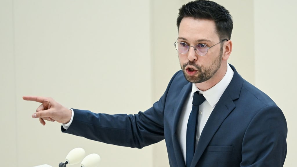 Der Parlamentarische Geschäftsführer der Brandenburger AfD-Landtagsfraktion, Dennis Hohloch, kritisiert eine Auszählung von Stimmen als falsch (Archivbild).