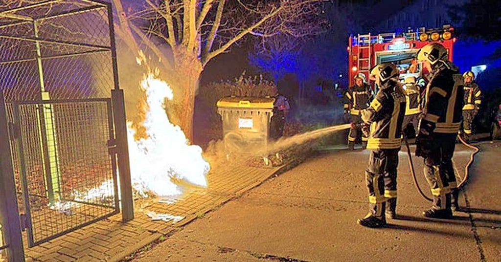 In der Martin-Theuerjahr-Straße und im Karl-Windschild-Weg in Köthen haben am Sonntag gegen 2 Uhr morgens zwei große Müllcontainer gebrannt. 