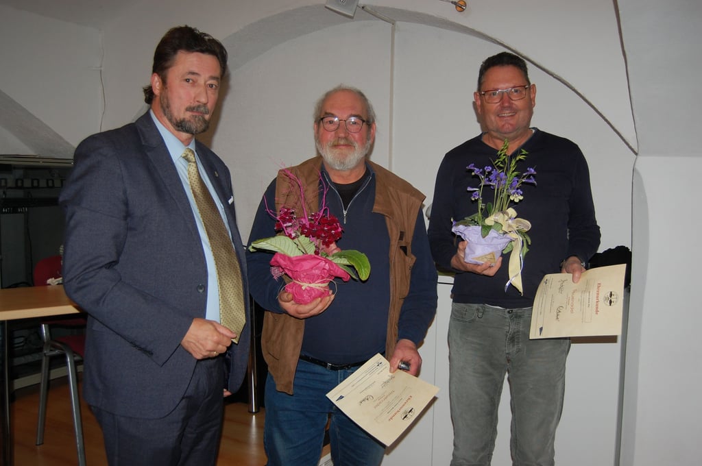 Lützens Bürgermeister Mirko Kother (v. l., parteilos) hat kürzlich die Schiedsmänner Peter Mechler und Armin Pra für ihre zehnjährige ehrenamtliche Tätigkeite geehrt.