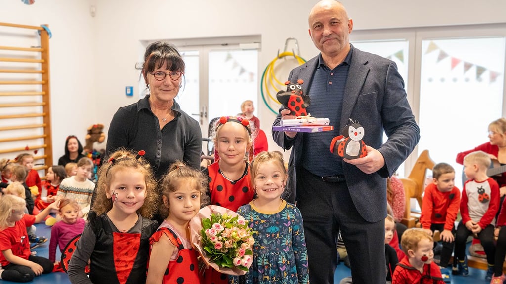 Evelyn Rosenberger, Leiterin der Kita Marienkäfer in Magdeburg, hat die Ehrennadel für ihr Engagement erhalten. Der Sozialbeigeordnete Ingo Gottschalk überreichte diese stellvertretend für OB Simone Borris. 