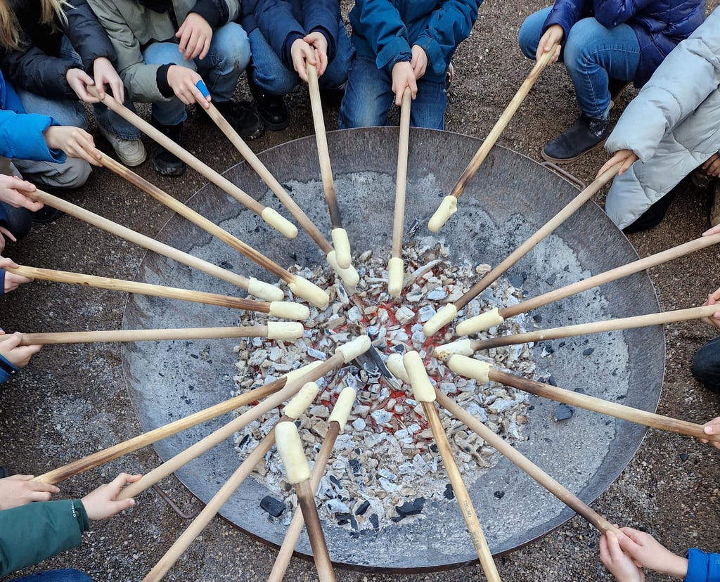 Besucher beim Knüppelkuchen an der Feuerschale. Eine Szene aus dem vergangenen Jahr, die auch 2025 wieder zum Adventsprogramm des Stadtmuseums Halle gehören wird.