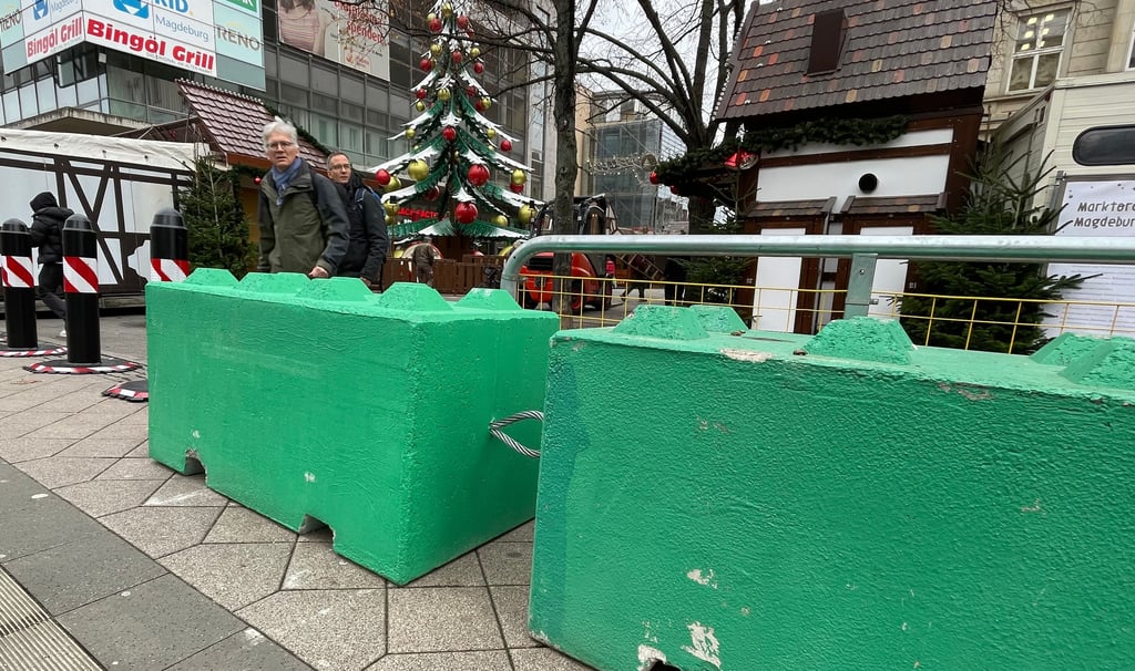 Die Absperrungen rund um den Weihnachtsmarkt in Magdeburg sind nicht zu übernehmen. Auch in Burg wie etwa in Niegripp gehören Barrieren wie Betonklötze zum Sicherheitskonzept.