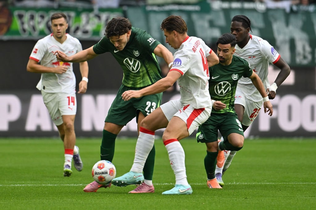 Jonas Wind (l) droht beim VfL Wolfsburg eine längere Pause. (Archivfoto)