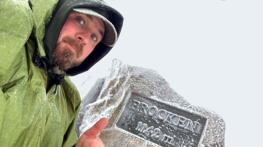 Auf dem Brocken: Christian Waeke erreicht den verschneiten Gipfel (1.141 Meter) – ein Moment voller Freude, Stille und Selbstreflexion.