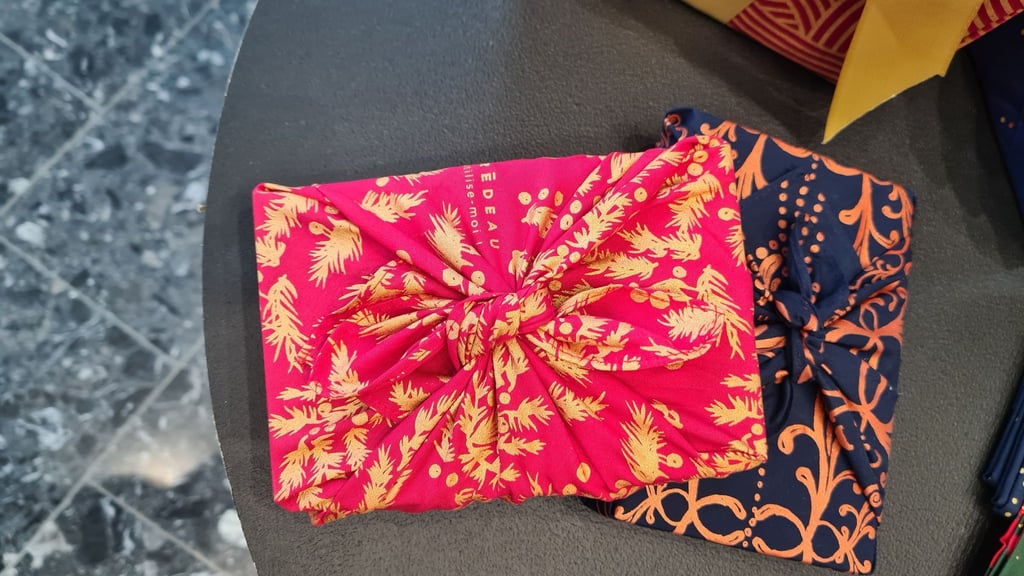 Japanische Tradition trifft Nachhaltigkeit: Furoshiki macht Geschenkverpackungen wiederverwendbar - gesehen auf der Frankfurter Messe Ambiente 2025.