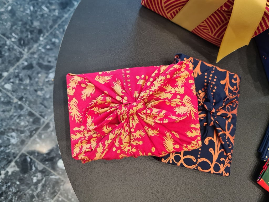 Japanische Tradition trifft Nachhaltigkeit: Furoshiki macht Geschenkverpackungen wiederverwendbar - gesehen auf der Frankfurter Messe Ambiente 2025.