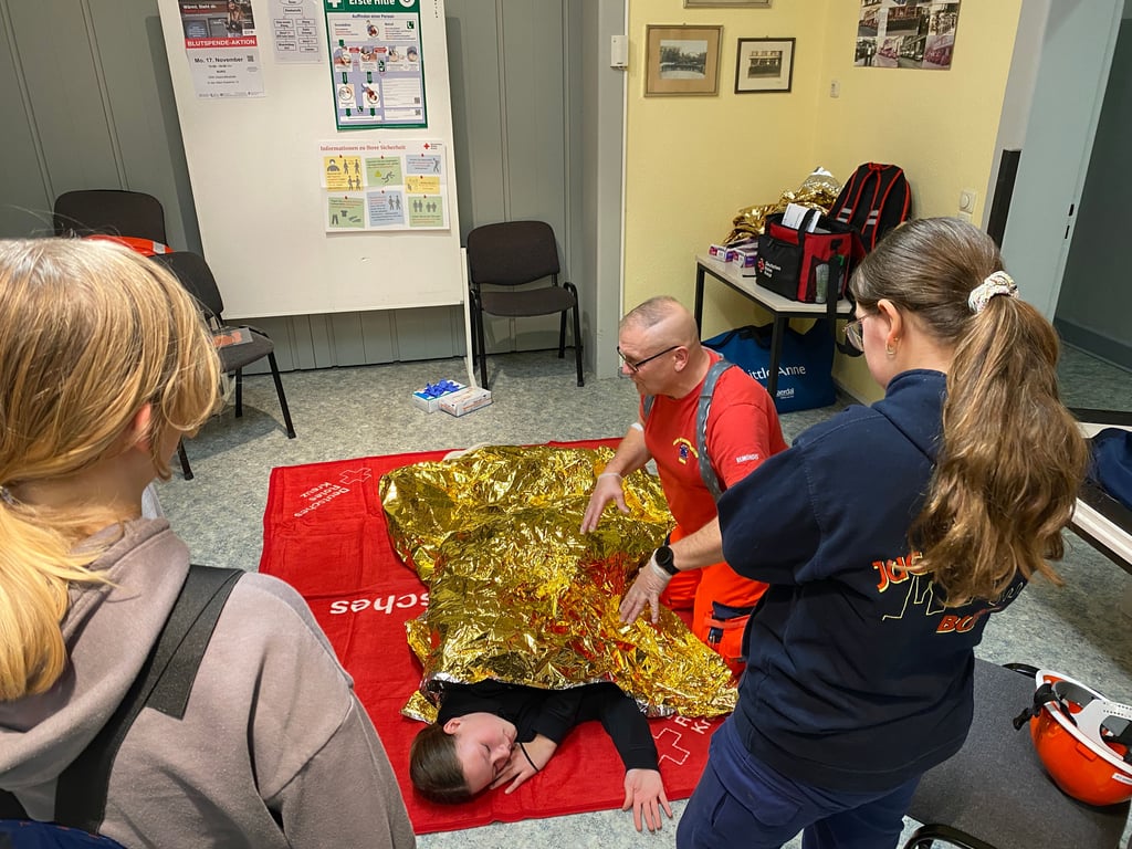 Auch das Verlegen eines Verletzten in die stabile Seitenlage will geübt werden.