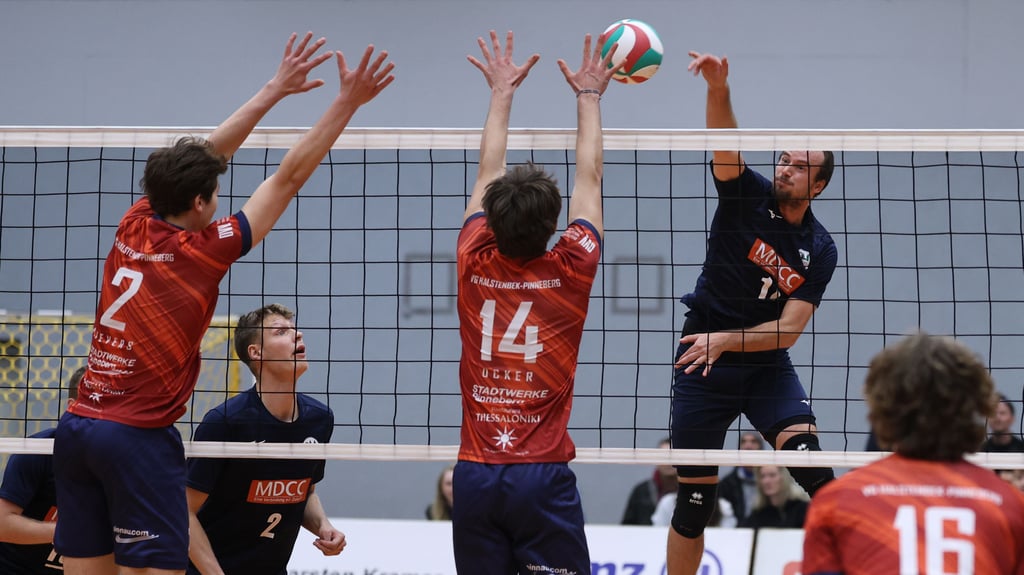 Lorenz Teege (rechts) schmetterte sich mit dem USC Magdeburg zum dritten Erfolg der laufenden Saison.