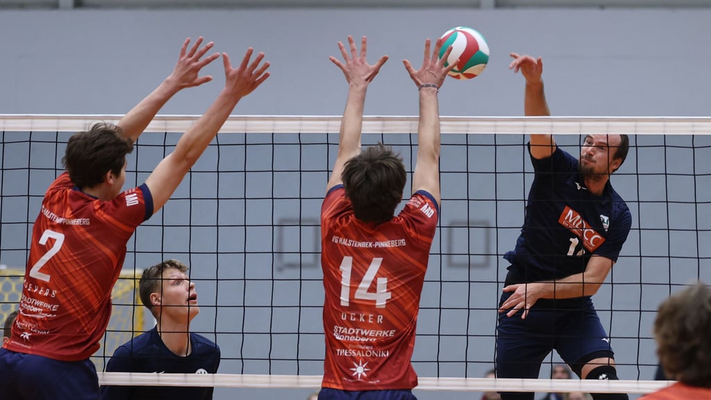 Lorenz Teege (rechts) schmetterte sich mit dem USC Magdeburg zum dritten Erfolg der laufenden Saison.