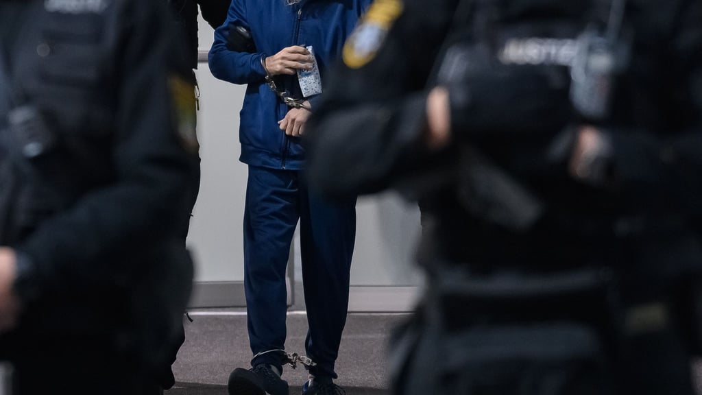 Justizbeamte führen den Angeklagten Taleb al-Abdulmohsen (M) in den Gerichtssaal des temporären Gerichtsgebäude des Landgerichtes Magdeburg.