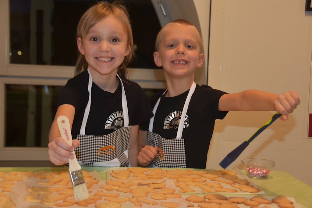 Lisa und Lars wissen ganz genau, wie Plätzchen gebacken werden.