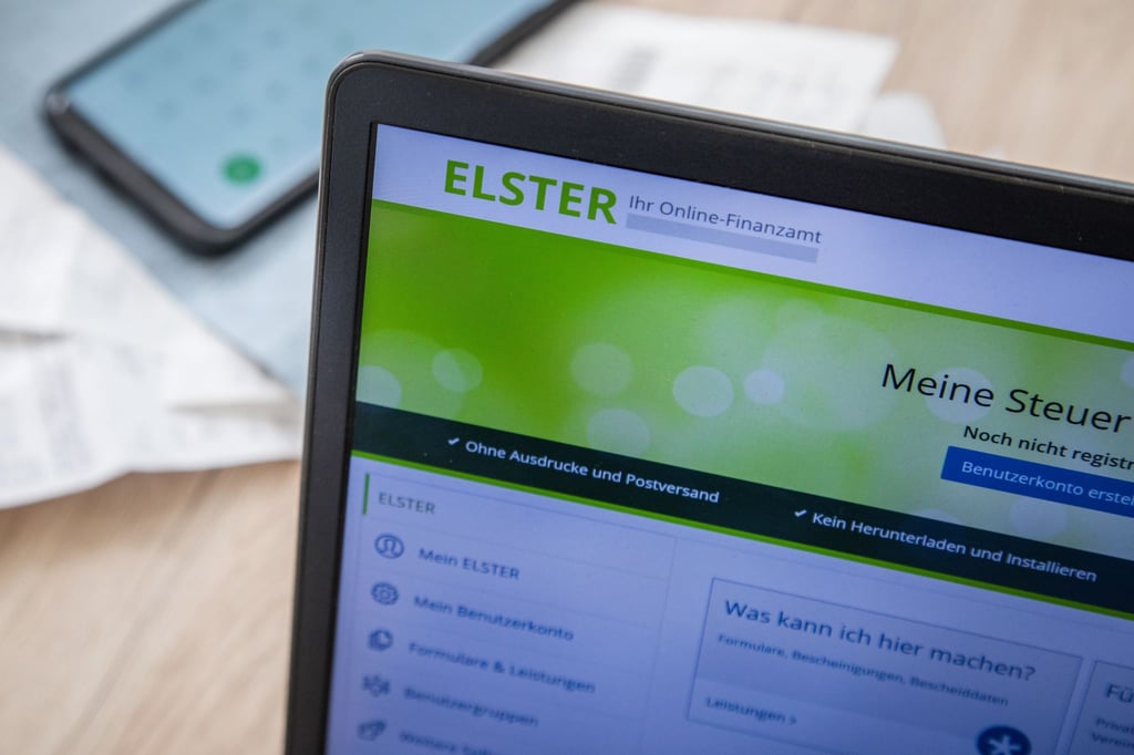 Papierkram nur noch auf Wunsch: Ab 2026 kommen Steuerbescheide standardmäßig digital.