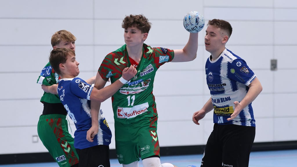 Roman Monse (am Ball) hat mit dem SC Magdeburg einen Traumstart hingelegt.