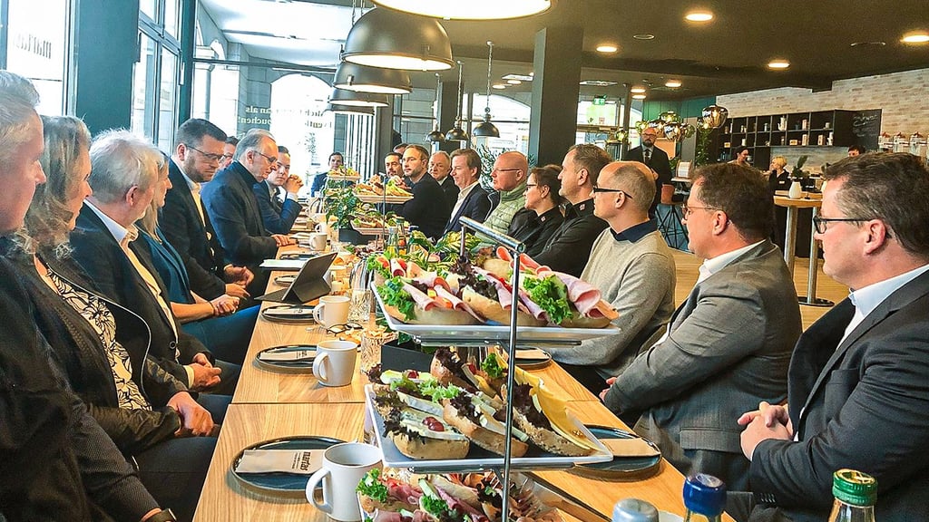 Der Landkreis hat am Montag größere Unternehmen der Region zu einem Treffen eingeladen. Es geht um Probleme und die Lage in den Firmen.   