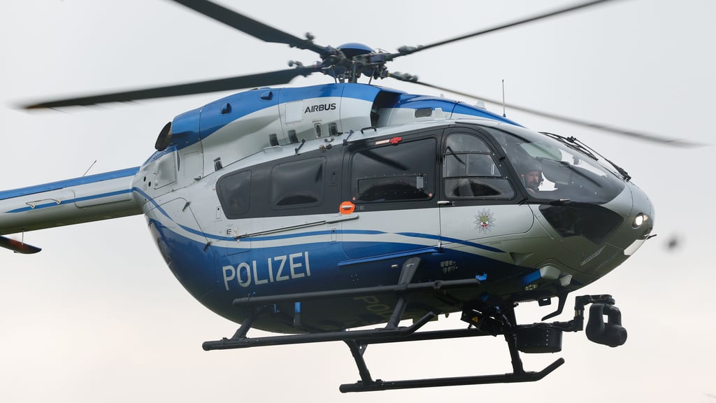 Ein Polizeihubschrauber, der am Dienstagvormittag (25. November) über den Harzkreis geflogen ist, hat vielerorts für Irritationen und Rätselraten gesorgt. 