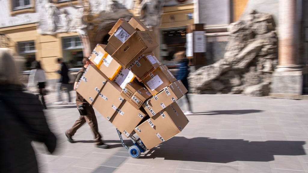 Ganz schön viel zu tun: ein Paketbote bei der Arbeit.